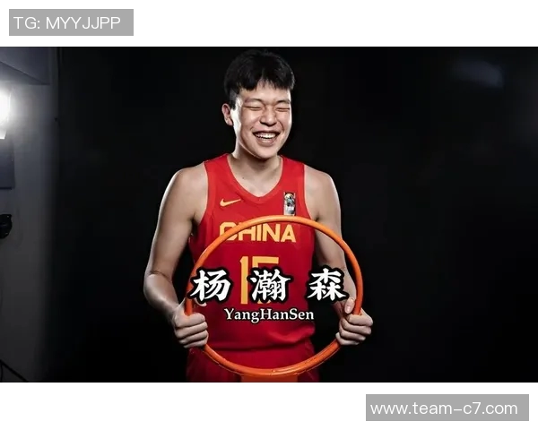 杨瀚森主动与阿夫迪亚交流翻译助力两人友好碰拳互动