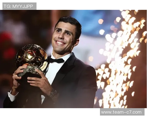 一年前的今天罗德里荣获金球奖见证足球历史的辉煌时刻